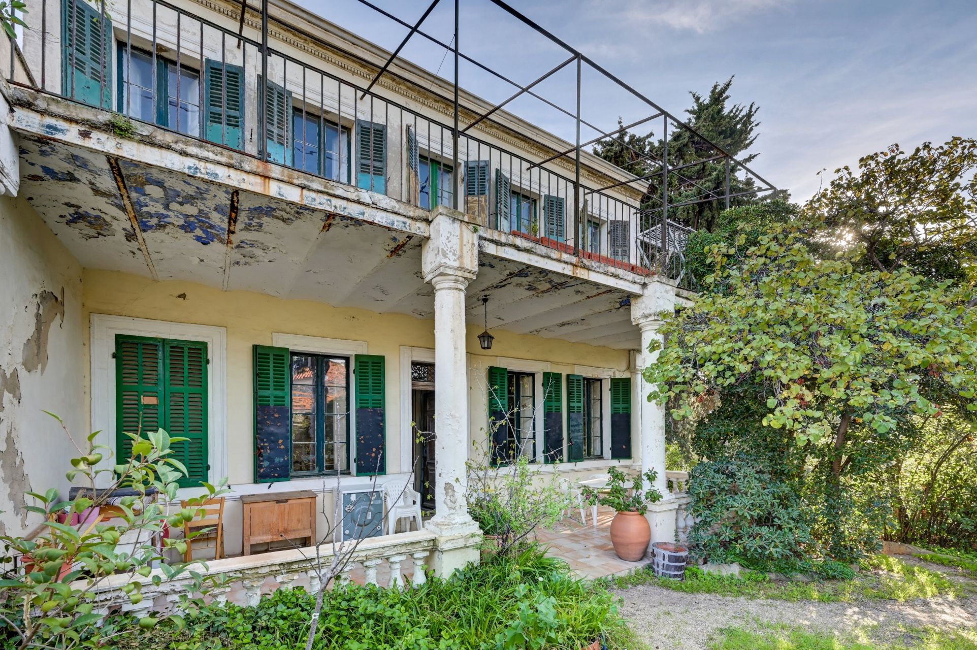 luxury house 5 Rooms for sale on MARSEILLE (13007)