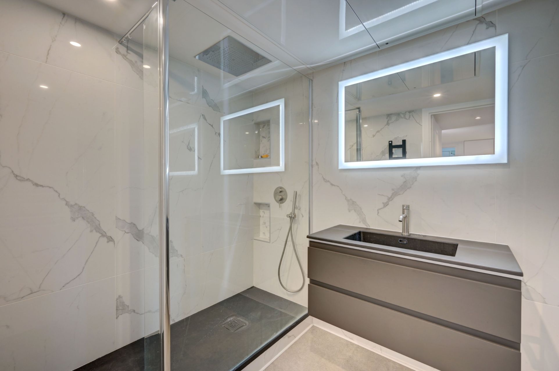 luxury apartment 4 Rooms for sale on MARSEILLE (13008)