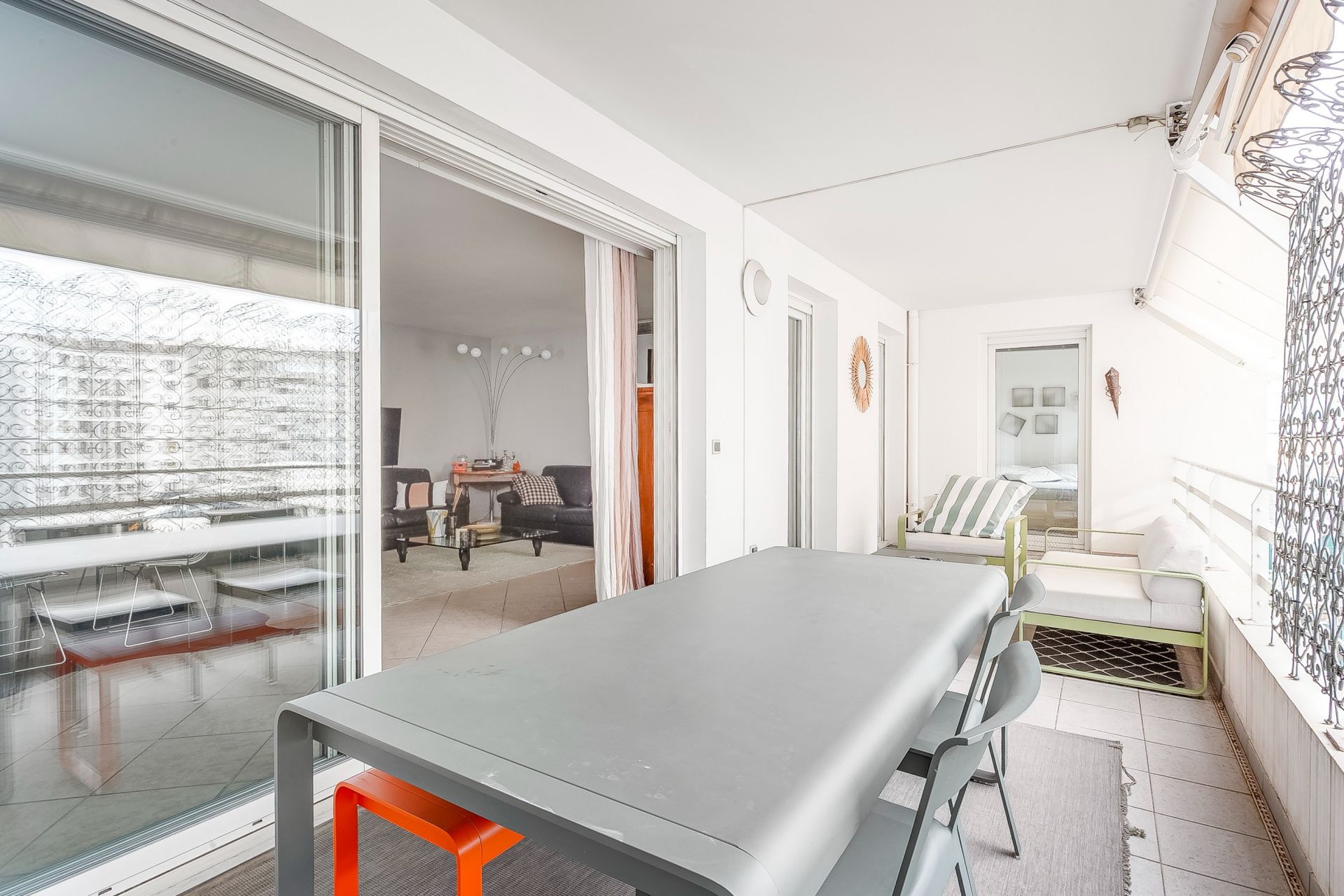 luxury apartment 4 Rooms for sale on MARSEILLE (13008)