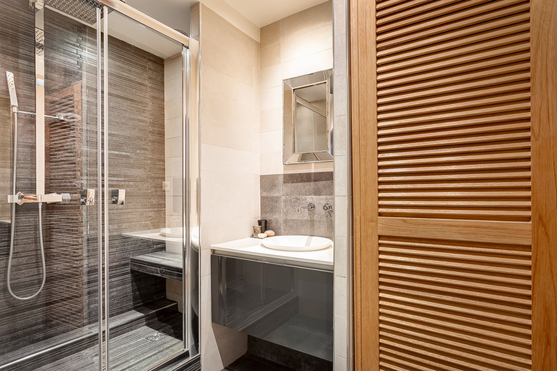 luxury apartment 4 Rooms for sale on MARSEILLE (13008)