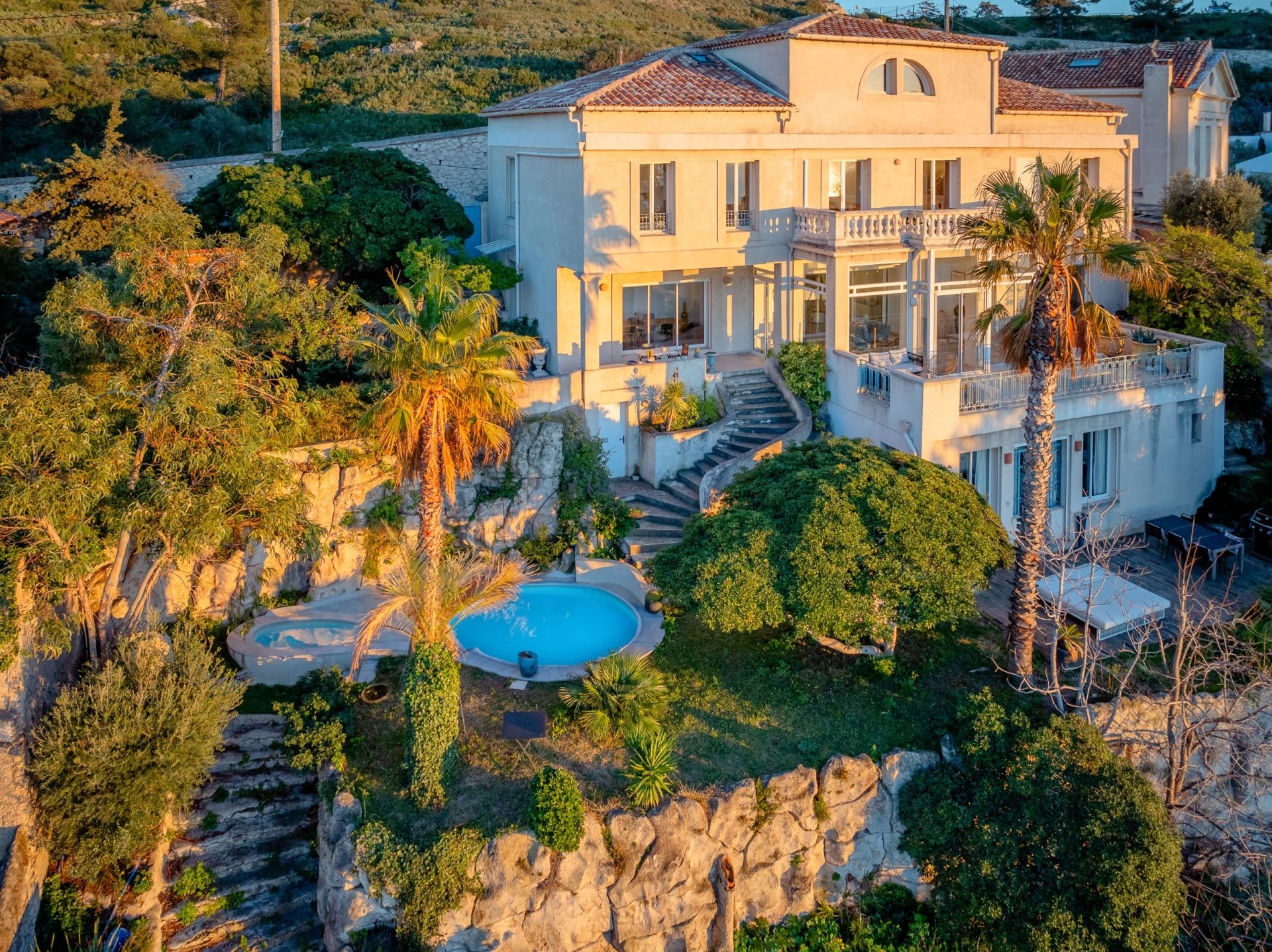 luxury villa 10 Rooms for sale on MARSEILLE (13007)
