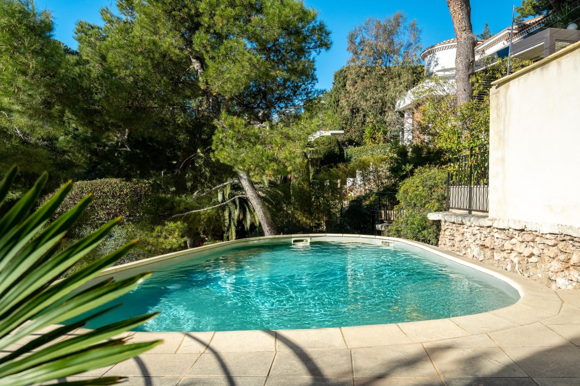 luxury apartment 6 Rooms for sale on MARSEILLE (13007)