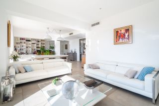 luxury apartment 6 Rooms for sale on MARSEILLE (13007)