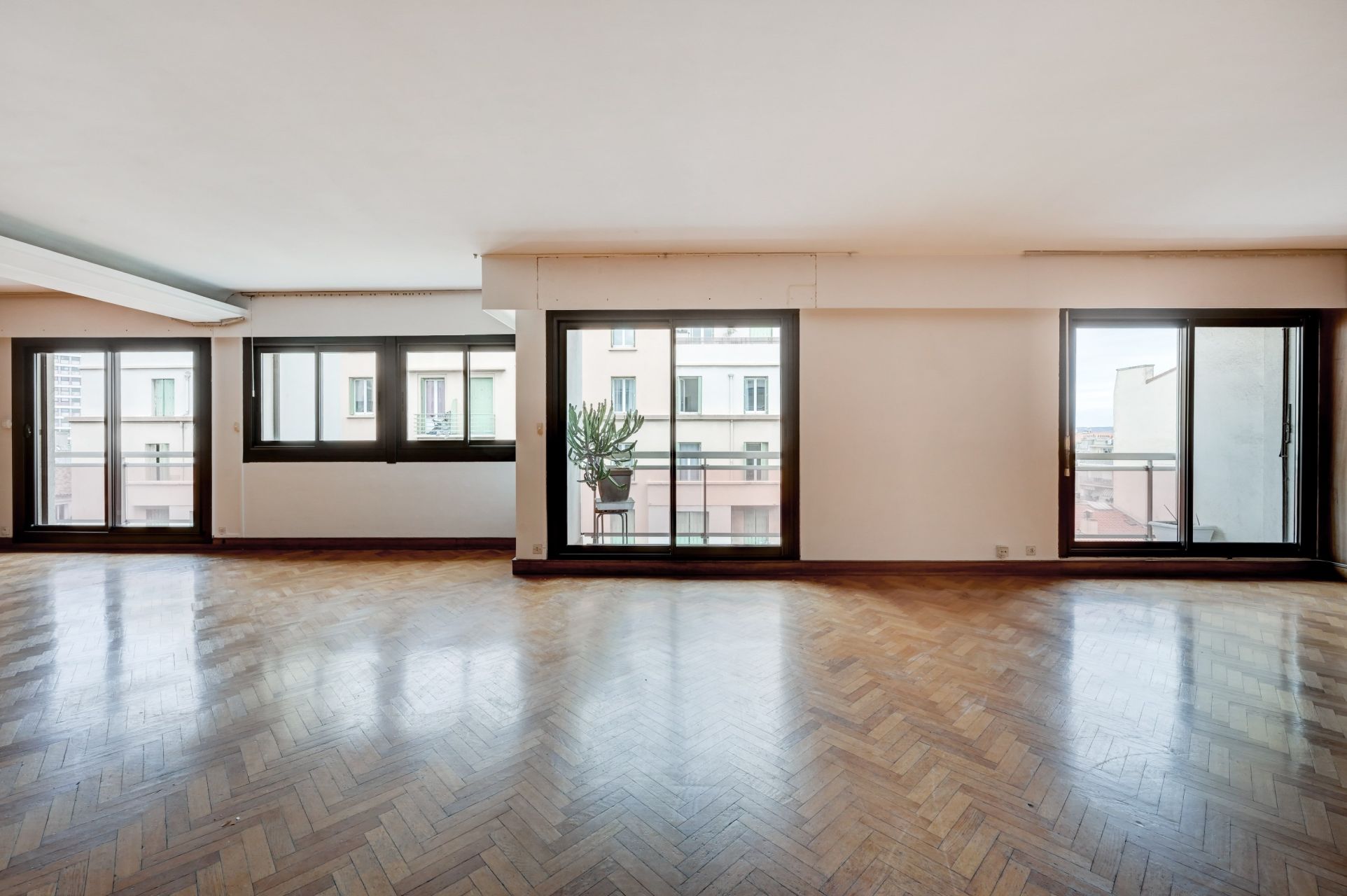 luxury apartment 6 Rooms for sale on MARSEILLE (13007)
