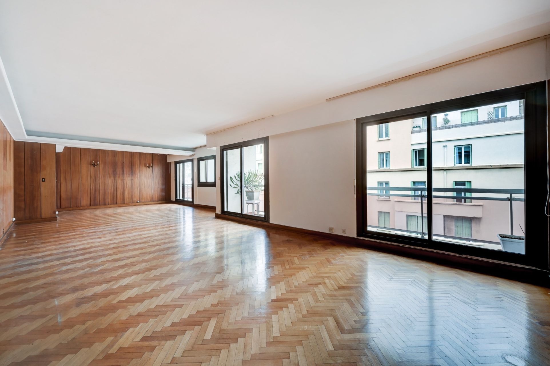 luxury apartment 6 Rooms for sale on MARSEILLE (13007)