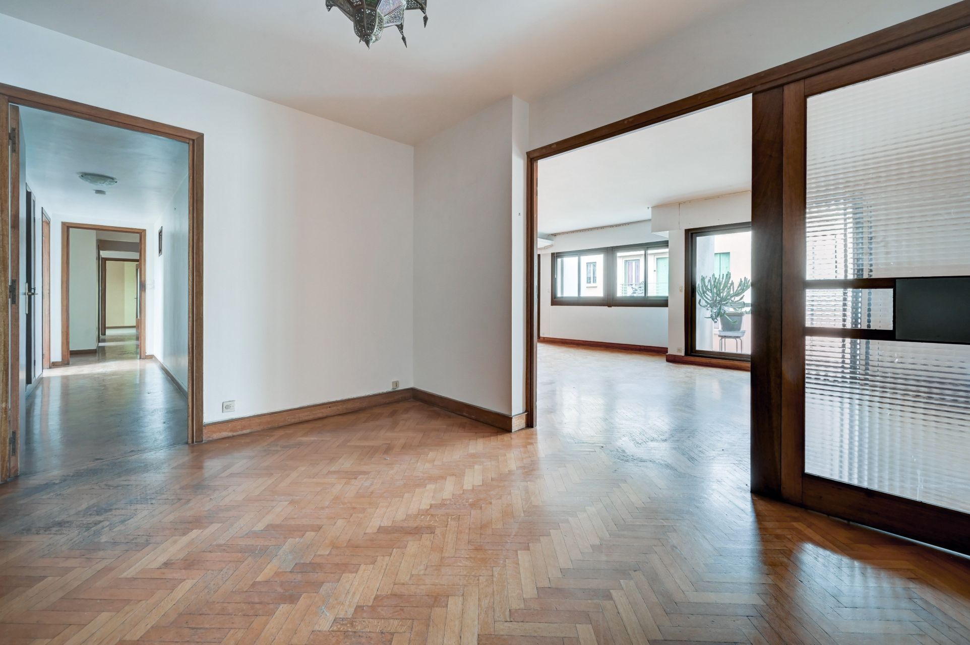 luxury apartment 6 Rooms for sale on MARSEILLE (13007)