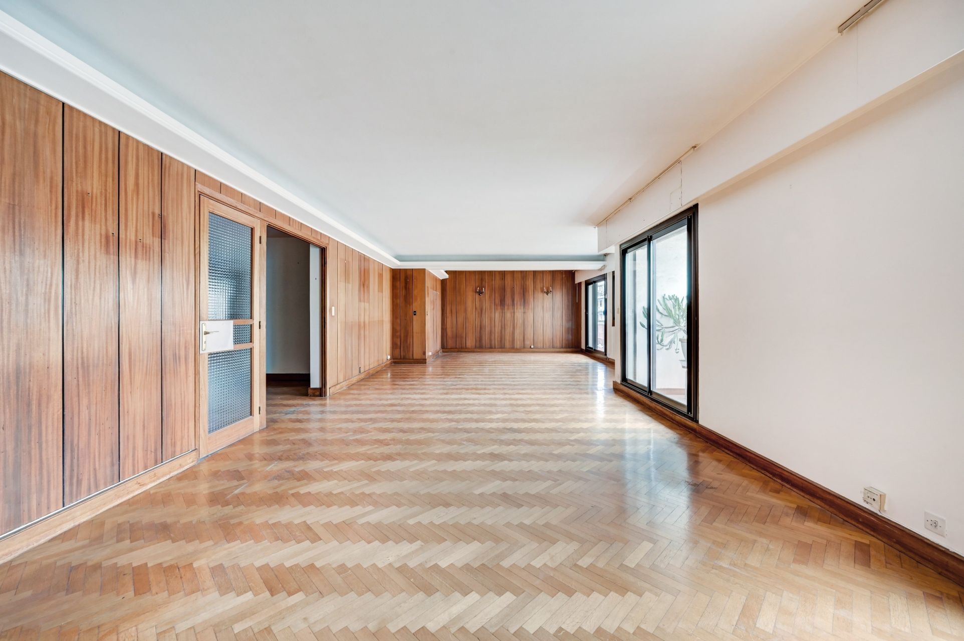 luxury apartment 6 Rooms for sale on MARSEILLE (13007)