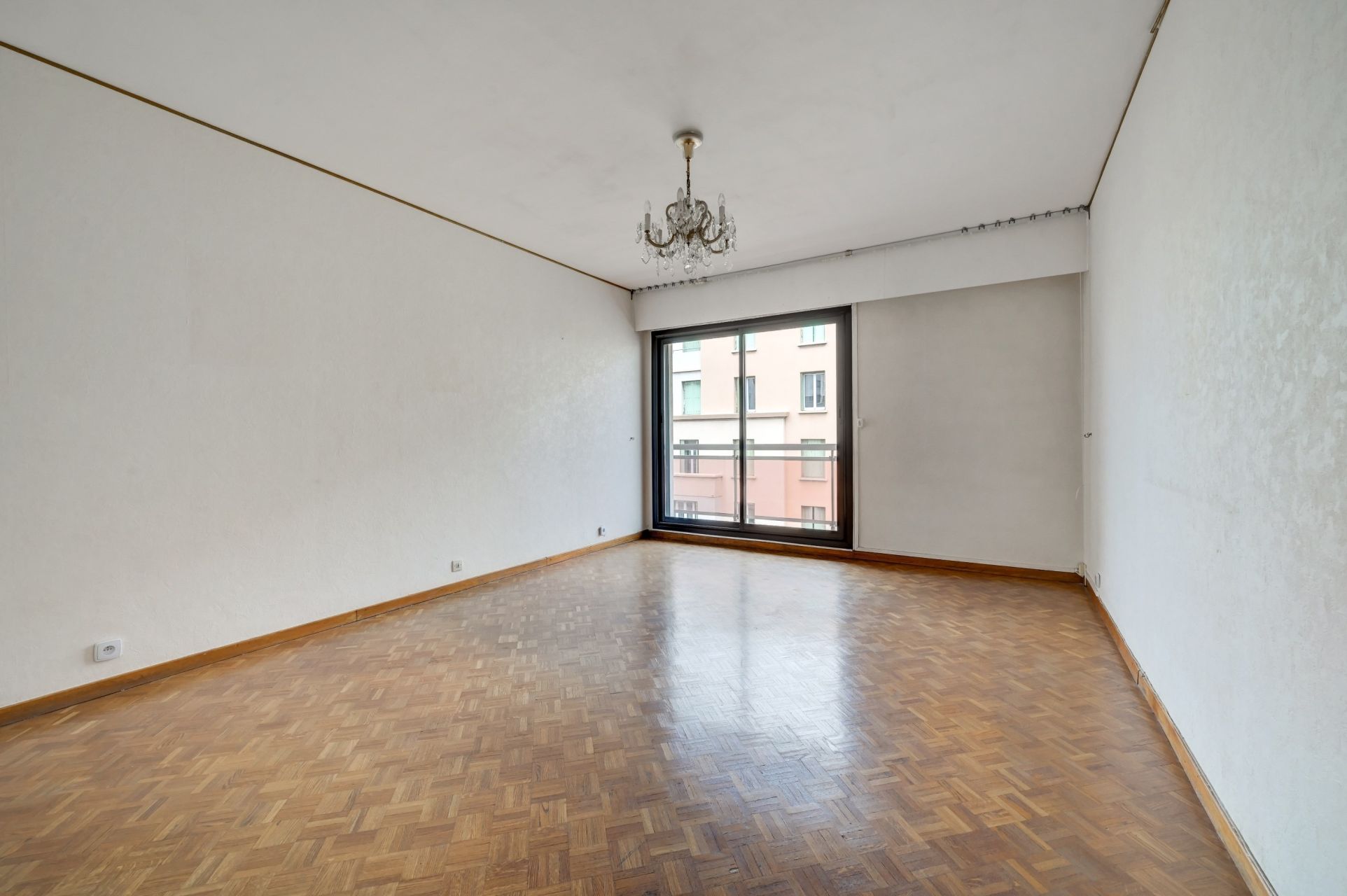 luxury apartment 6 Rooms for sale on MARSEILLE (13007)