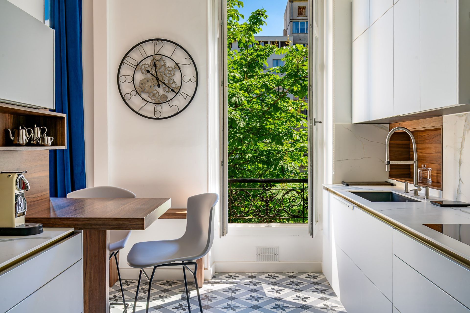 luxury apartment 5 Rooms for sale on MARSEILLE (13008)
