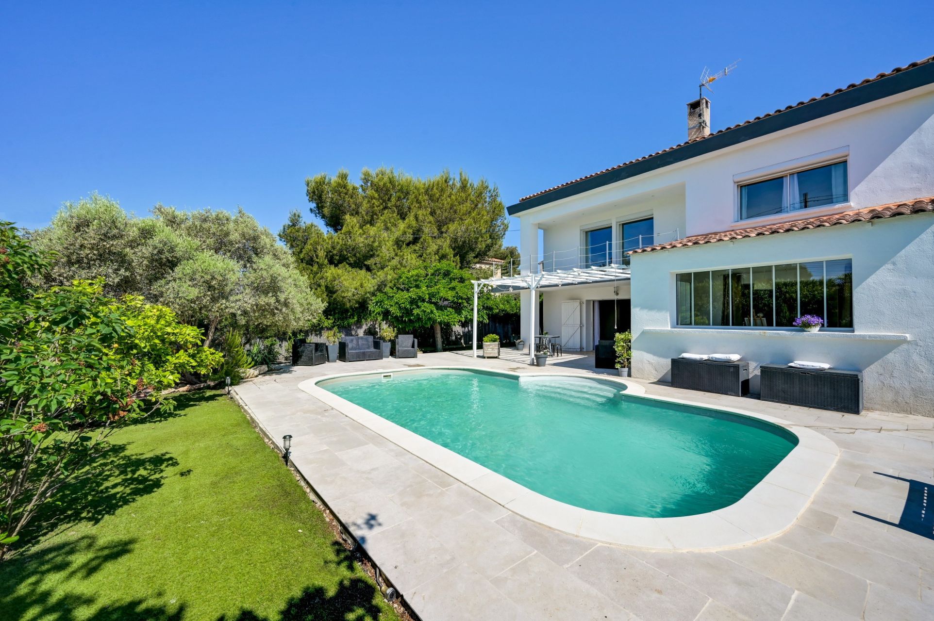 traditional house 7 Rooms for sale on SAUSSET LES PINS (13960)