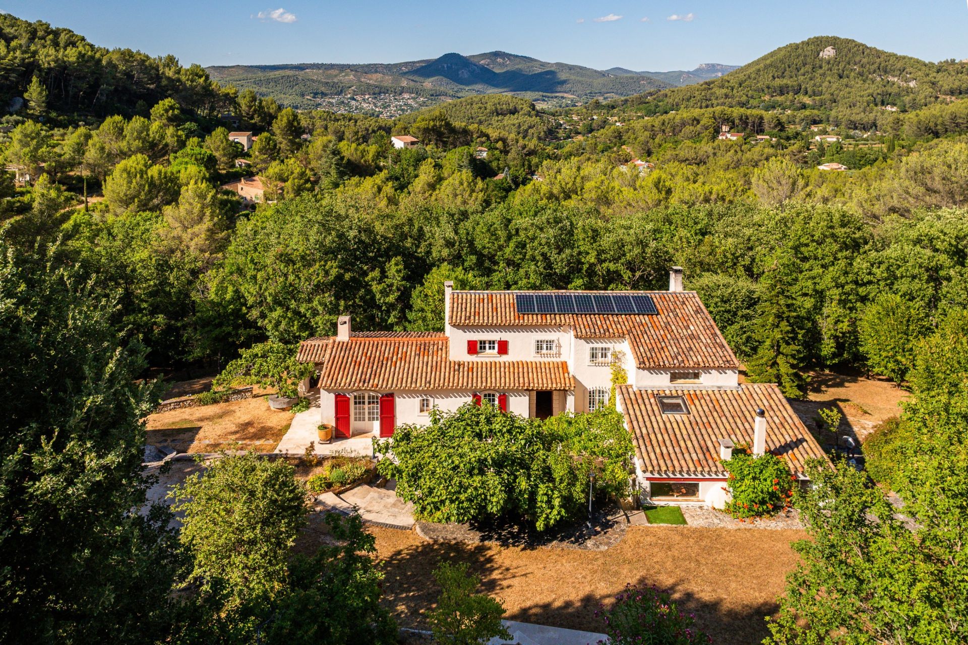 luxury house 6 Rooms for sale on AURIOL (13390)