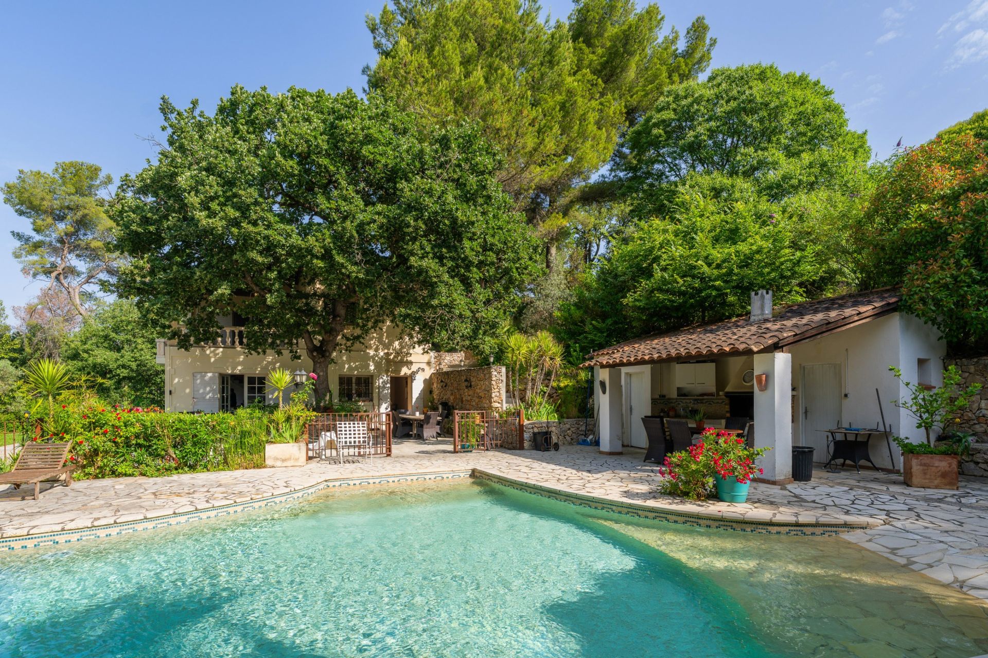 luxury house 7 Rooms for sale on MARSEILLE (13011)