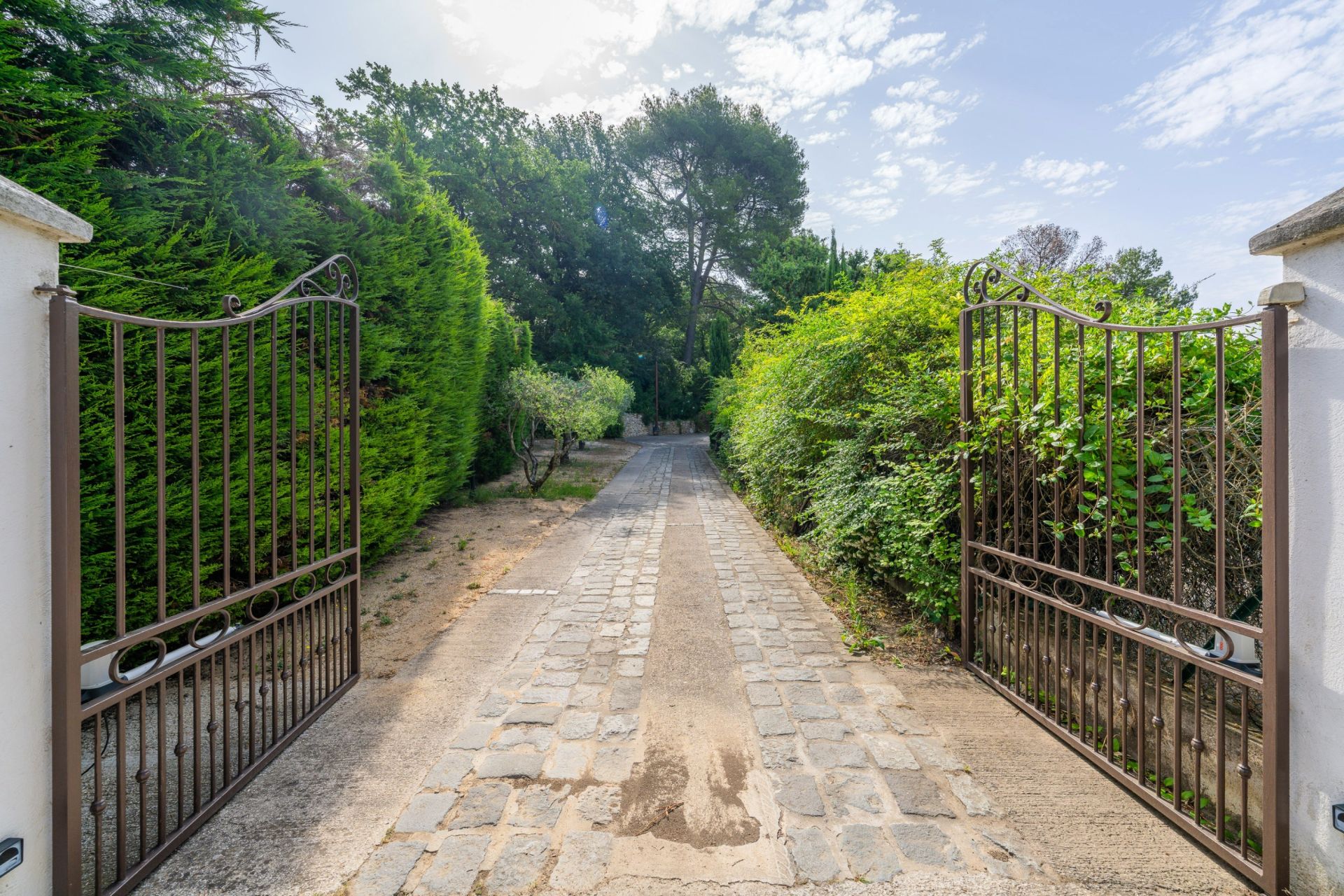 luxury house 7 Rooms for sale on MARSEILLE (13011)