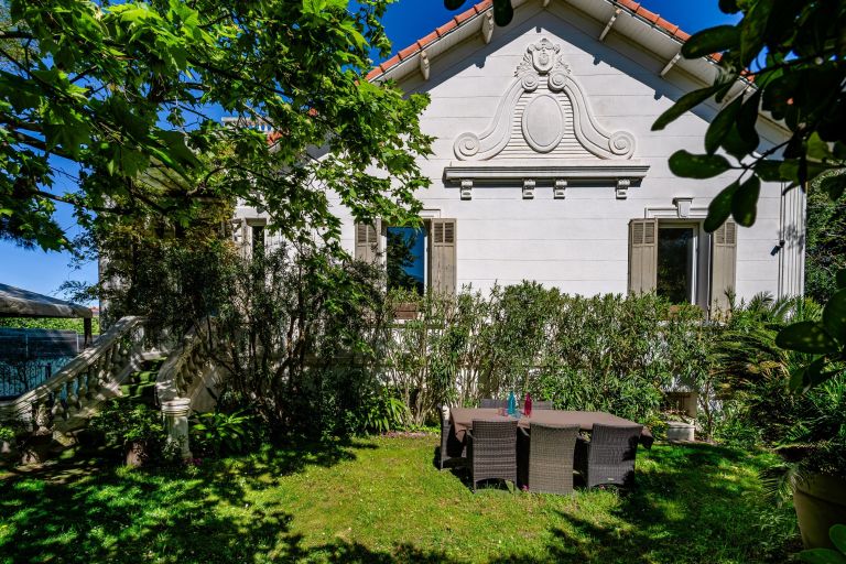 luxury house 9 Rooms for sale on MARSEILLE (13008)