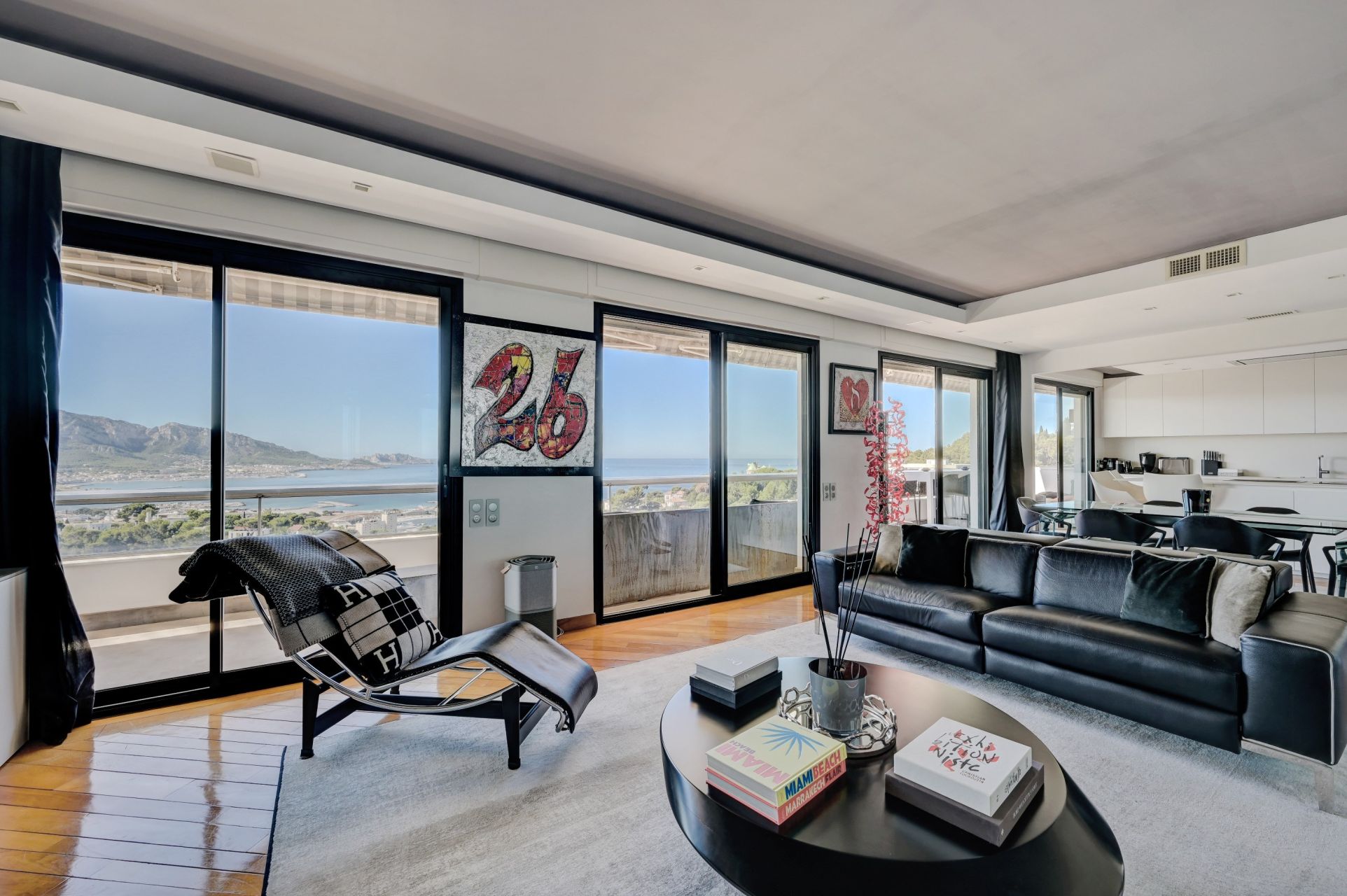 luxury apartment 6 Rooms for sale on MARSEILLE (13008)
