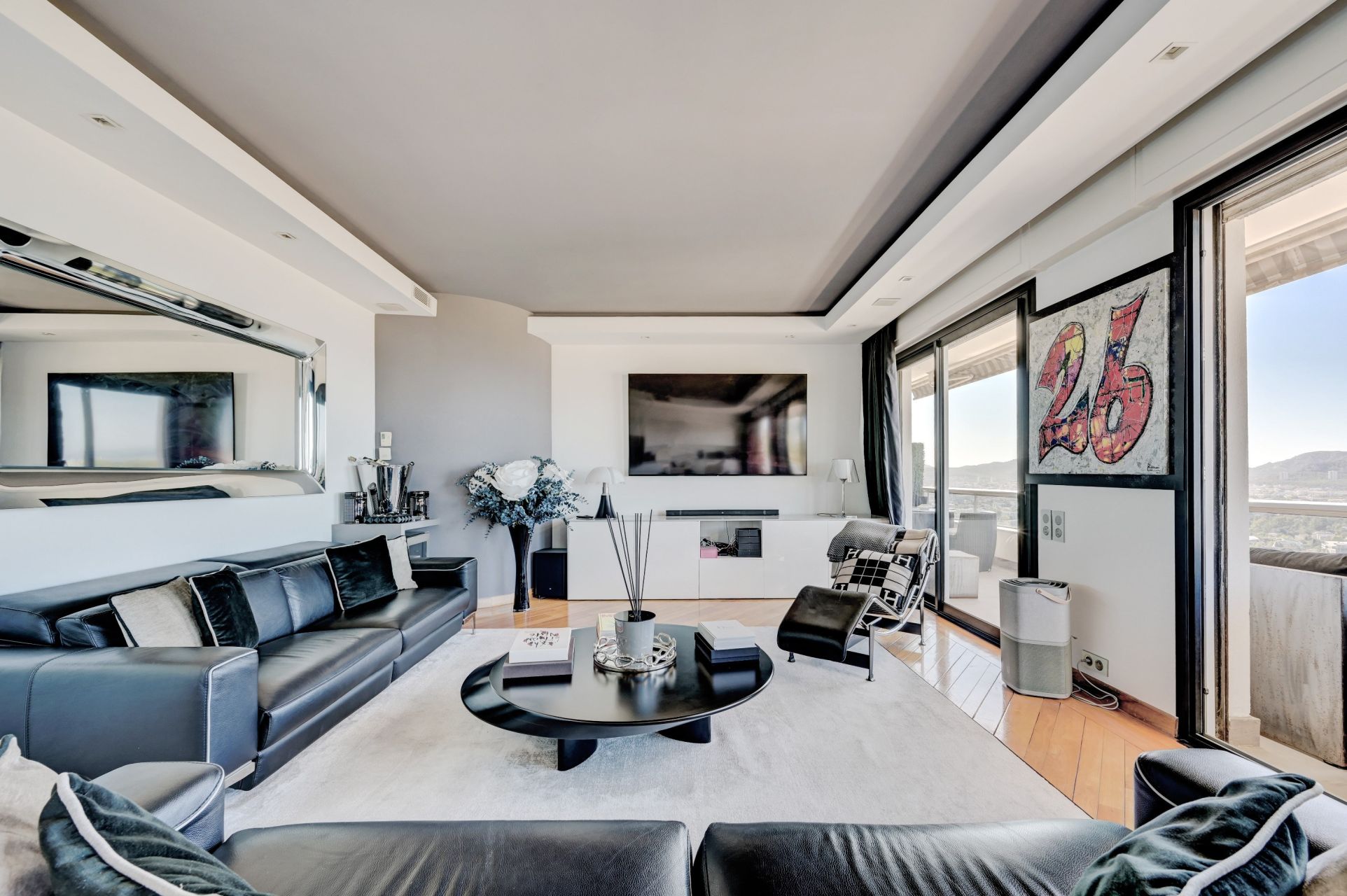 luxury apartment 6 Rooms for sale on MARSEILLE (13008)