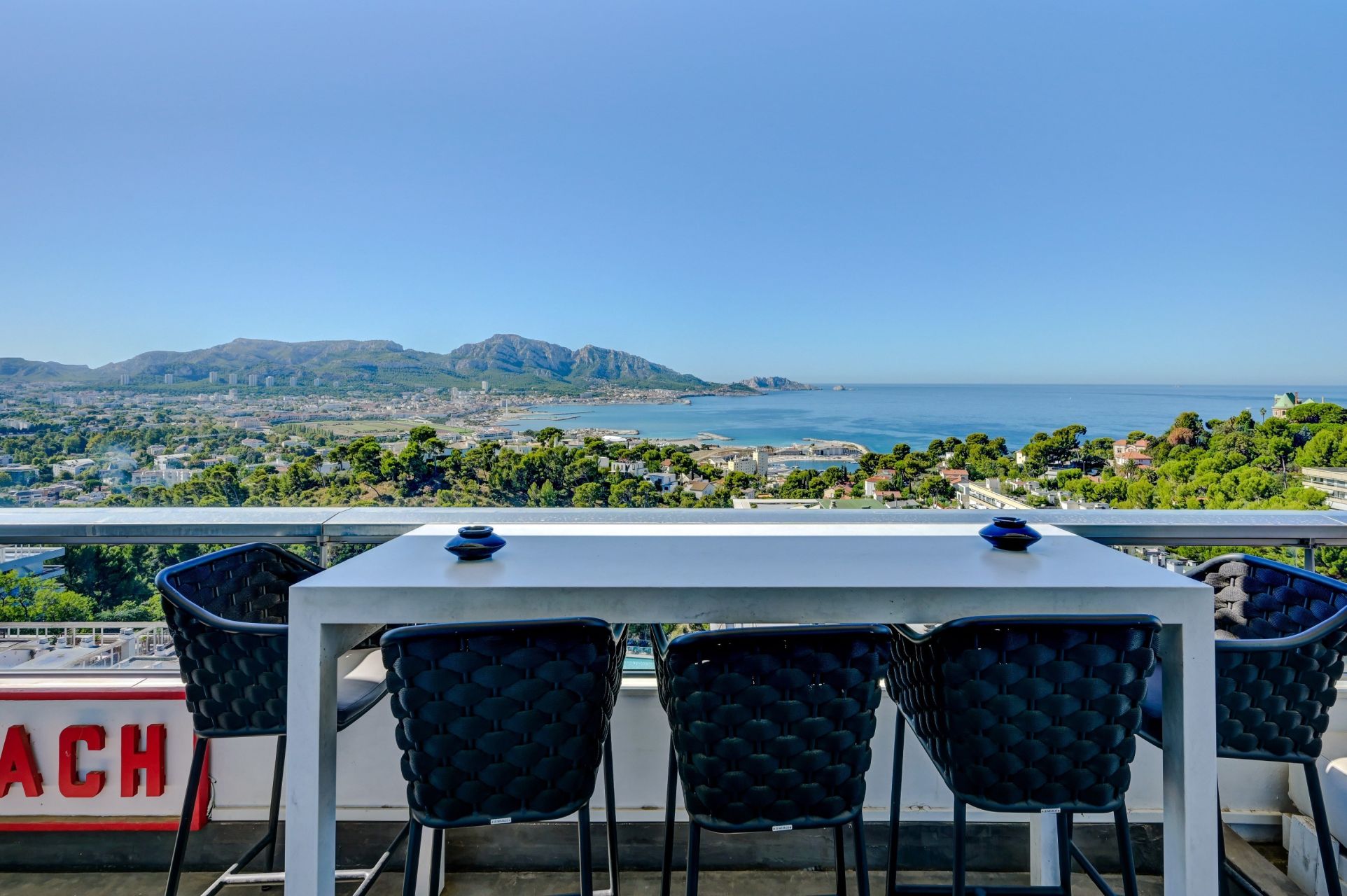 luxury apartment 6 Rooms for sale on MARSEILLE (13008)