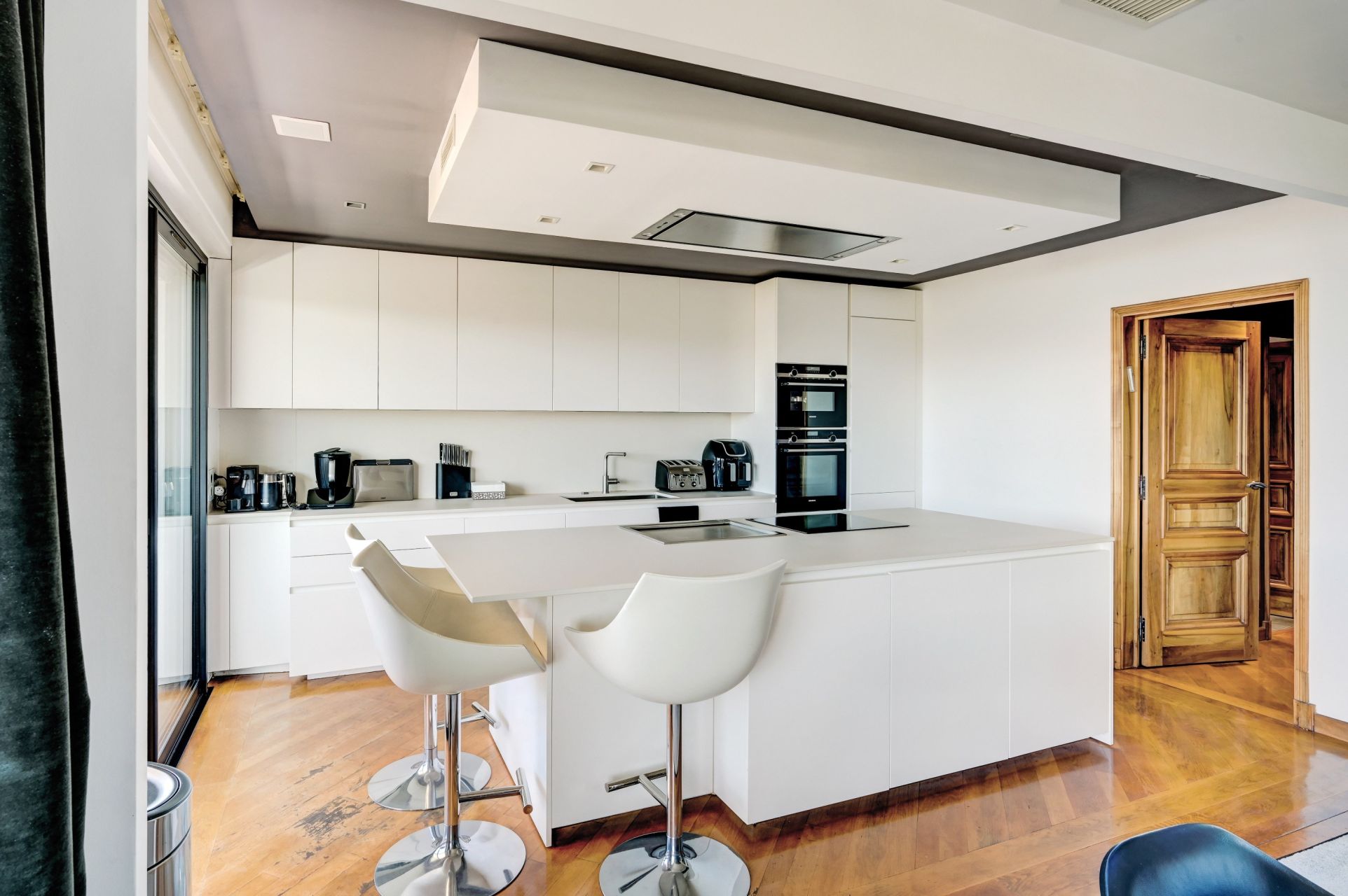 luxury apartment 6 Rooms for sale on MARSEILLE (13008)