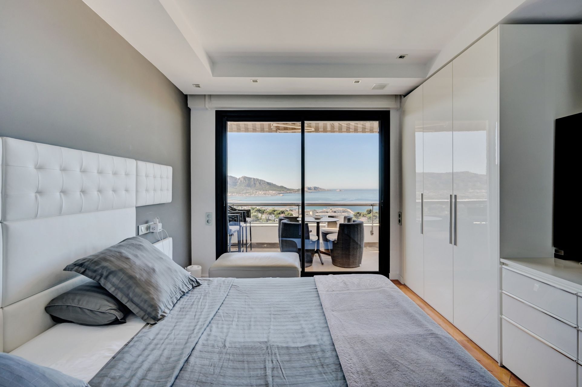 luxury apartment 6 Rooms for sale on MARSEILLE (13008)