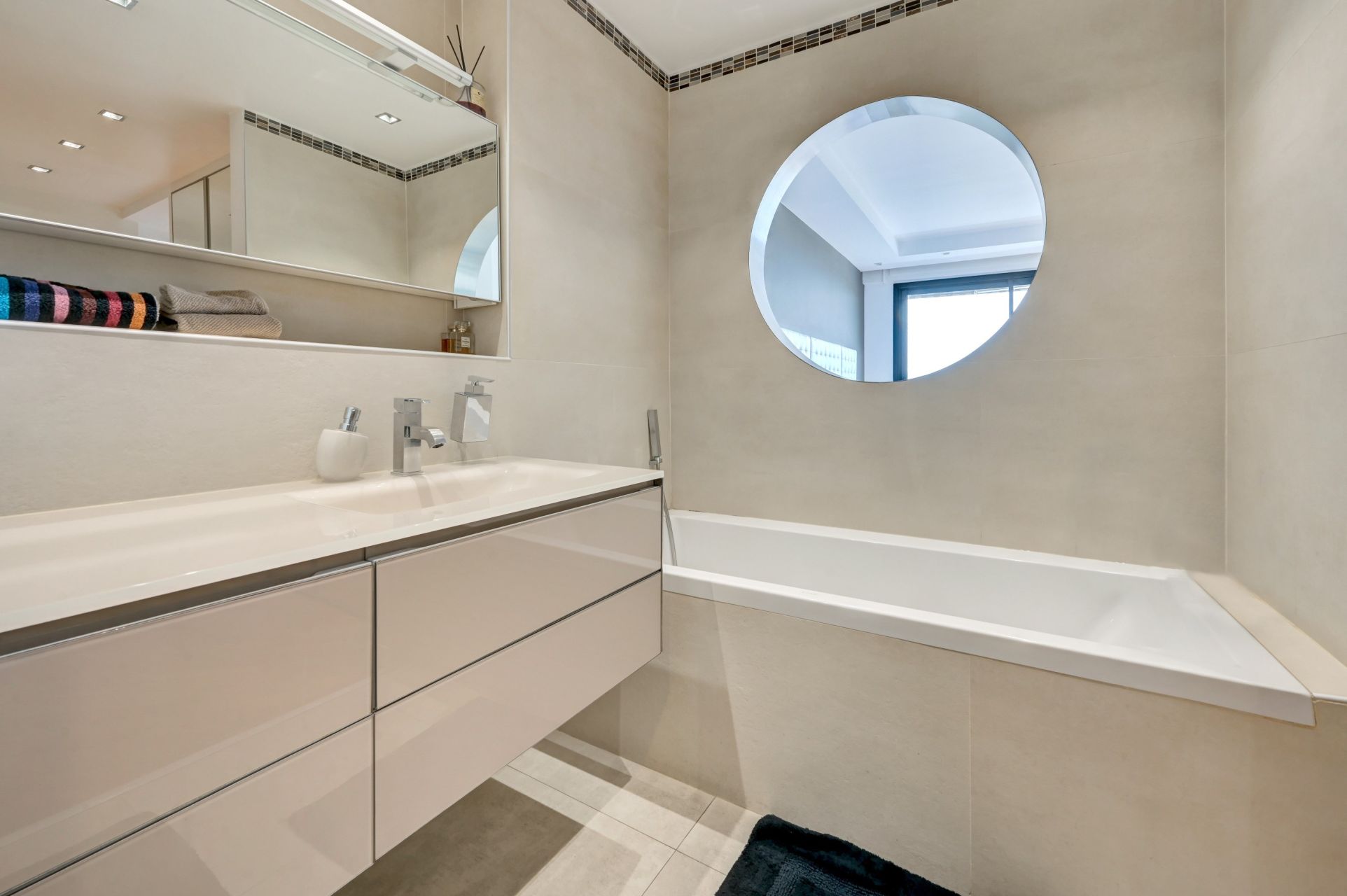 luxury apartment 6 Rooms for sale on MARSEILLE (13008)