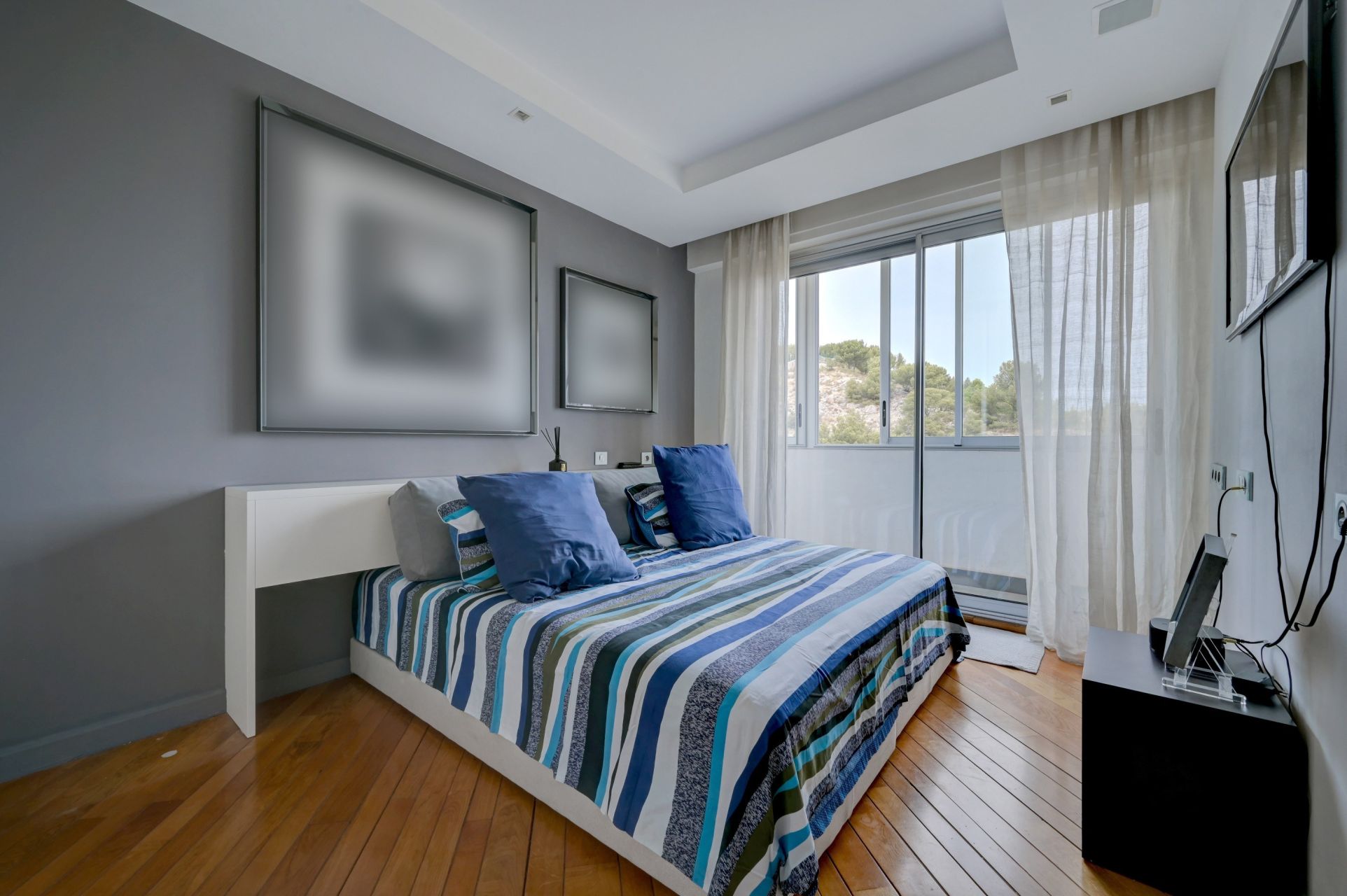 luxury apartment 6 Rooms for sale on MARSEILLE (13008)