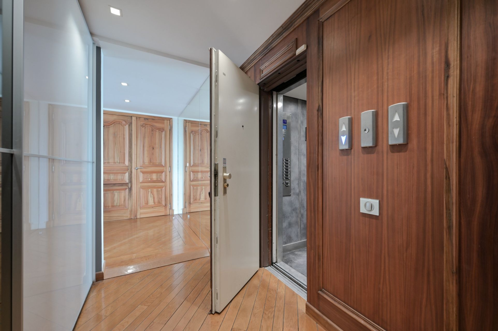 luxury apartment 6 Rooms for sale on MARSEILLE (13008)