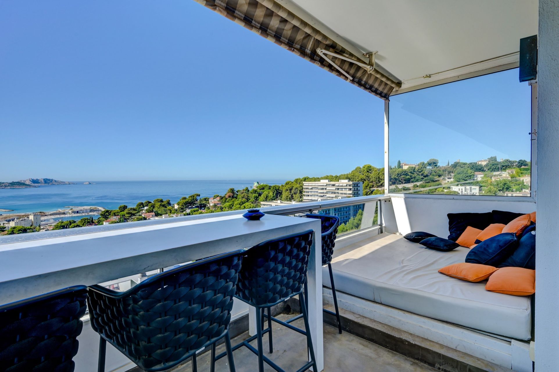 luxury apartment 6 Rooms for sale on MARSEILLE (13008)