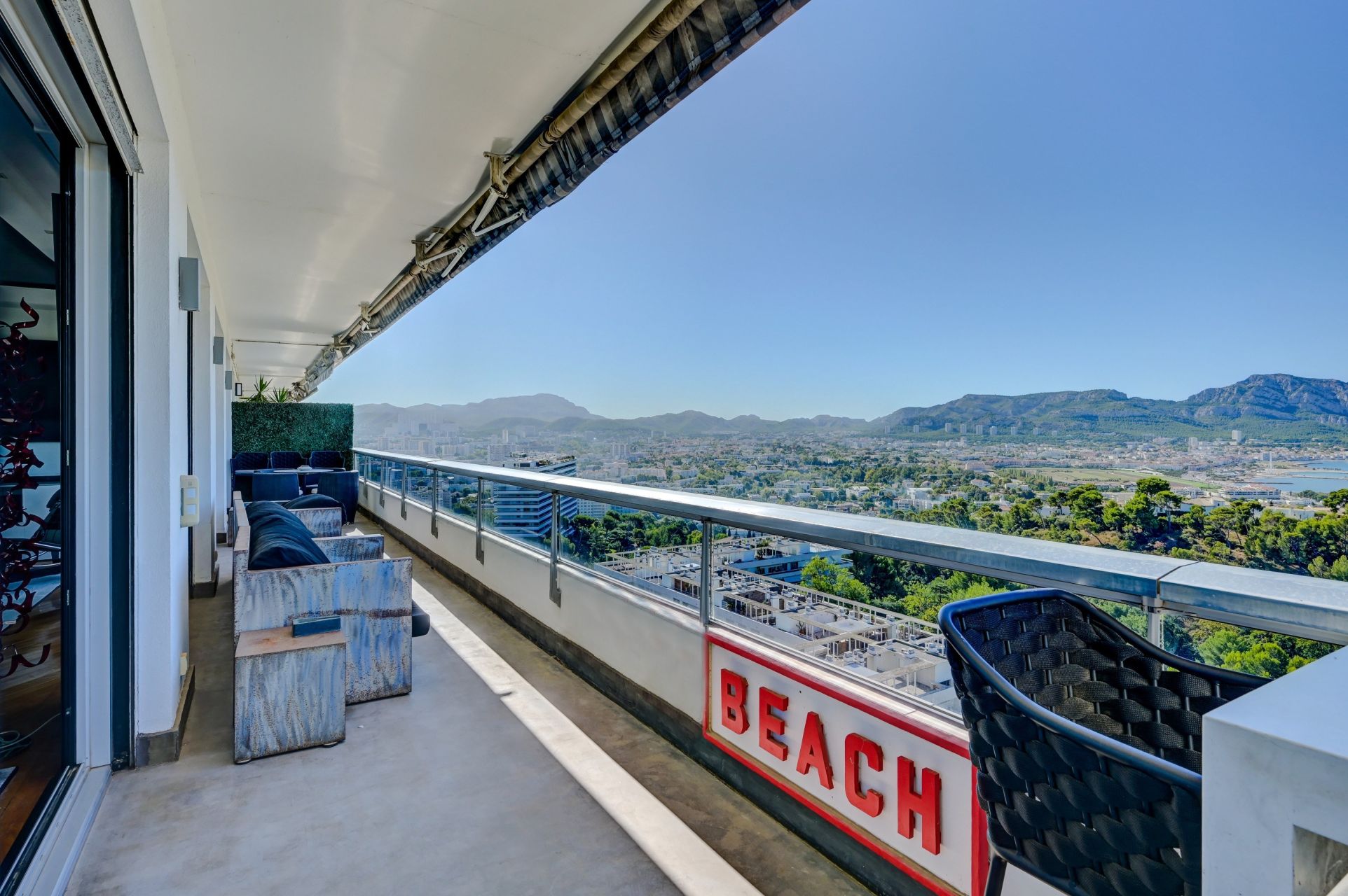 luxury apartment 6 Rooms for sale on MARSEILLE (13008)