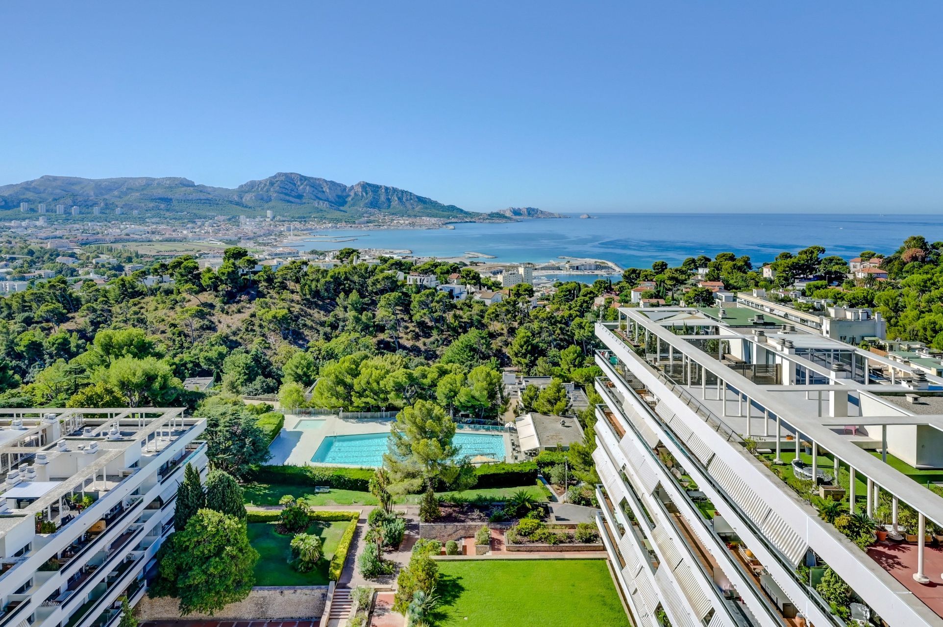 luxury apartment 6 Rooms for sale on MARSEILLE (13008)