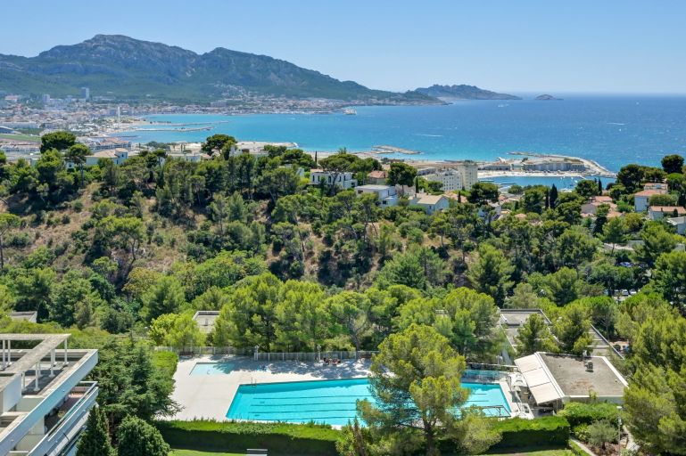 luxury apartment 6 Rooms for sale on MARSEILLE (13008)