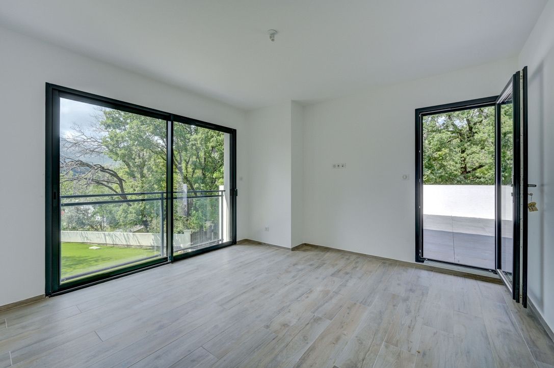 contemporary house 5 Rooms for rent on ROQUEVAIRE (13360)