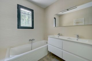 contemporary house 5 Rooms for rent on ROQUEVAIRE (13360)