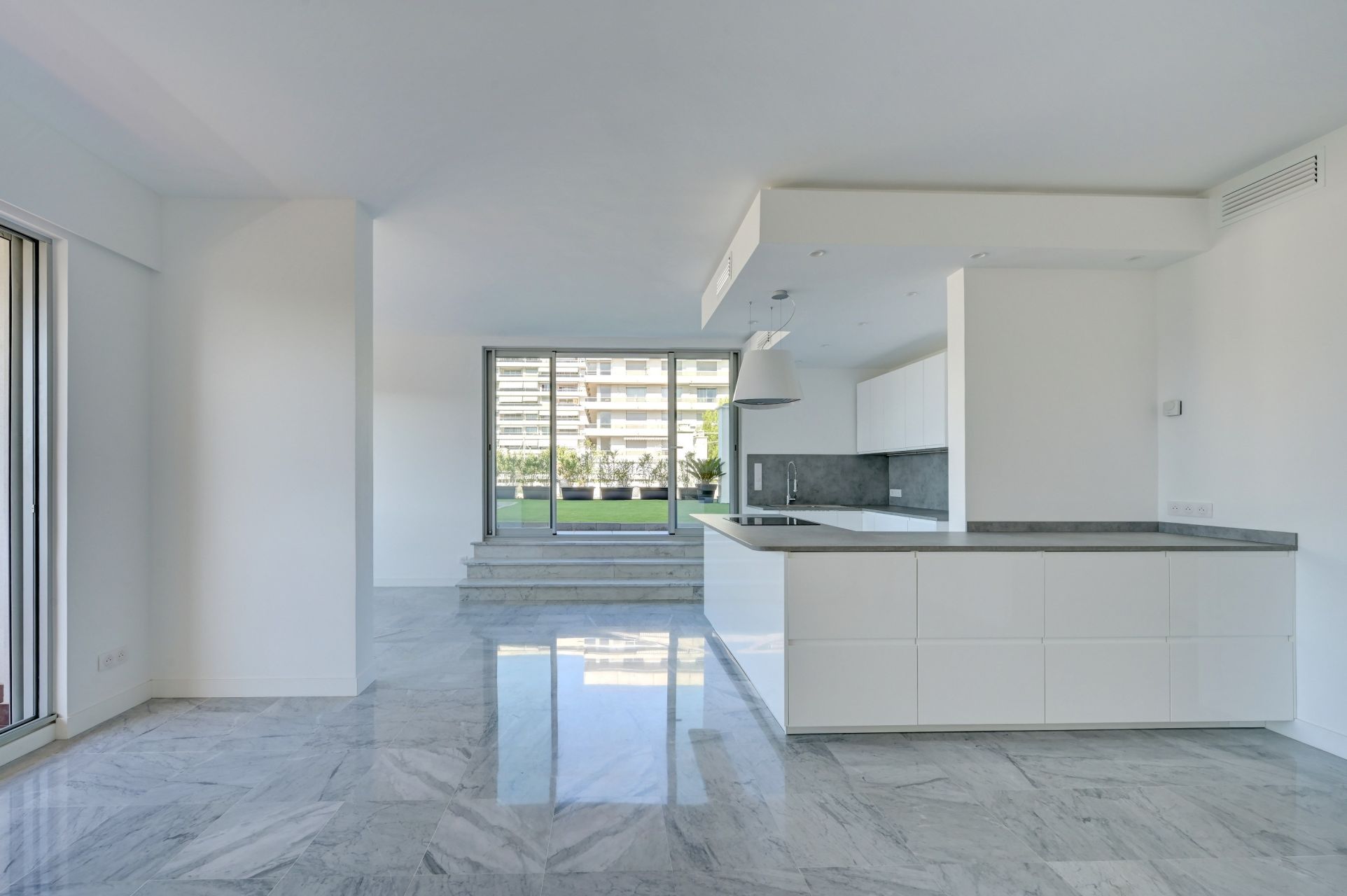 luxury apartment 3 Rooms for rent on MARSEILLE (13008)