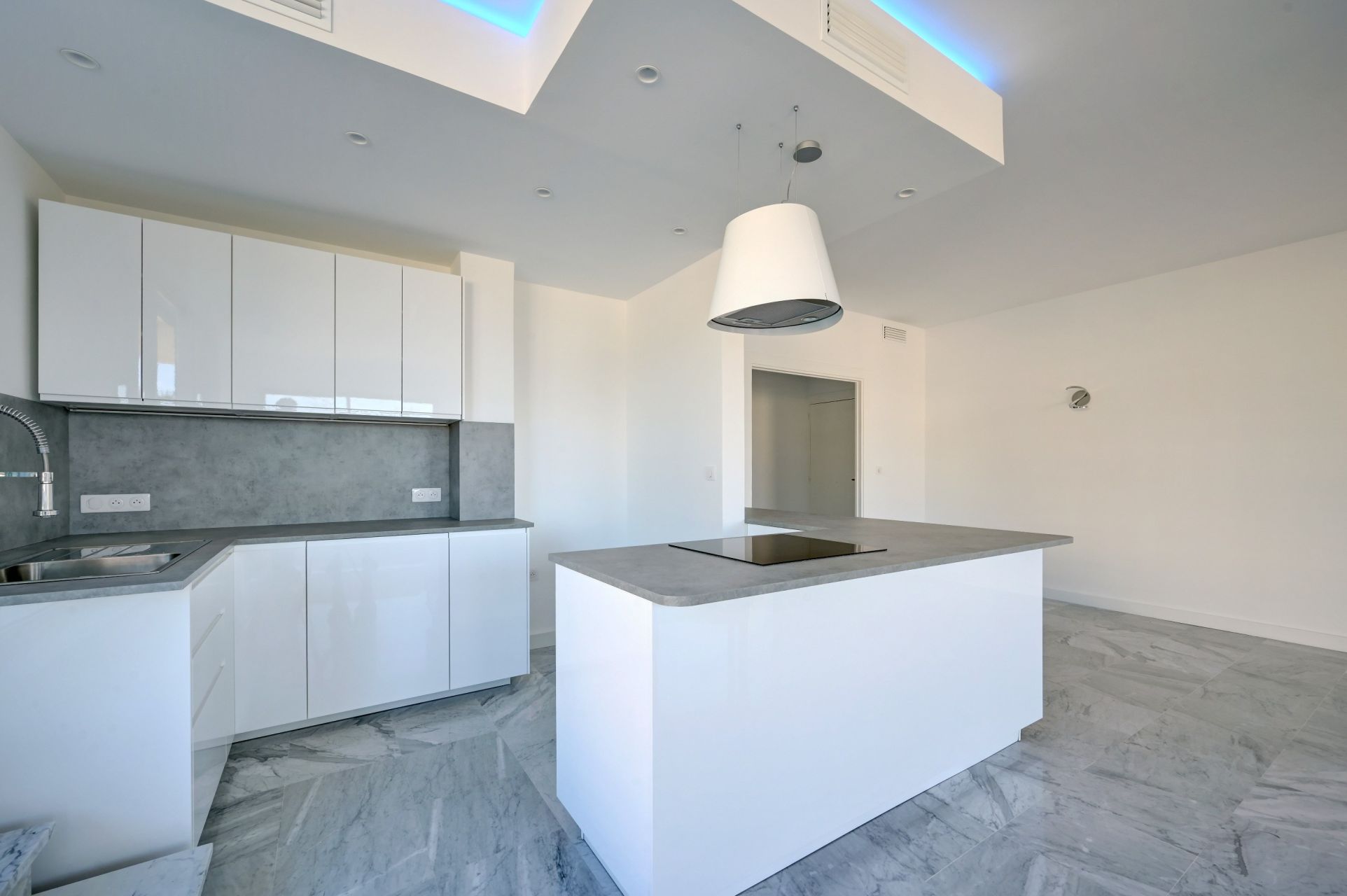 luxury apartment 3 Rooms for rent on MARSEILLE (13008)