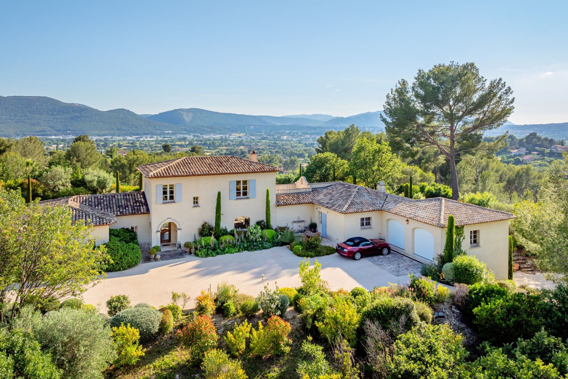 luxury house 7 Rooms for sale on GEMENOS (13420)