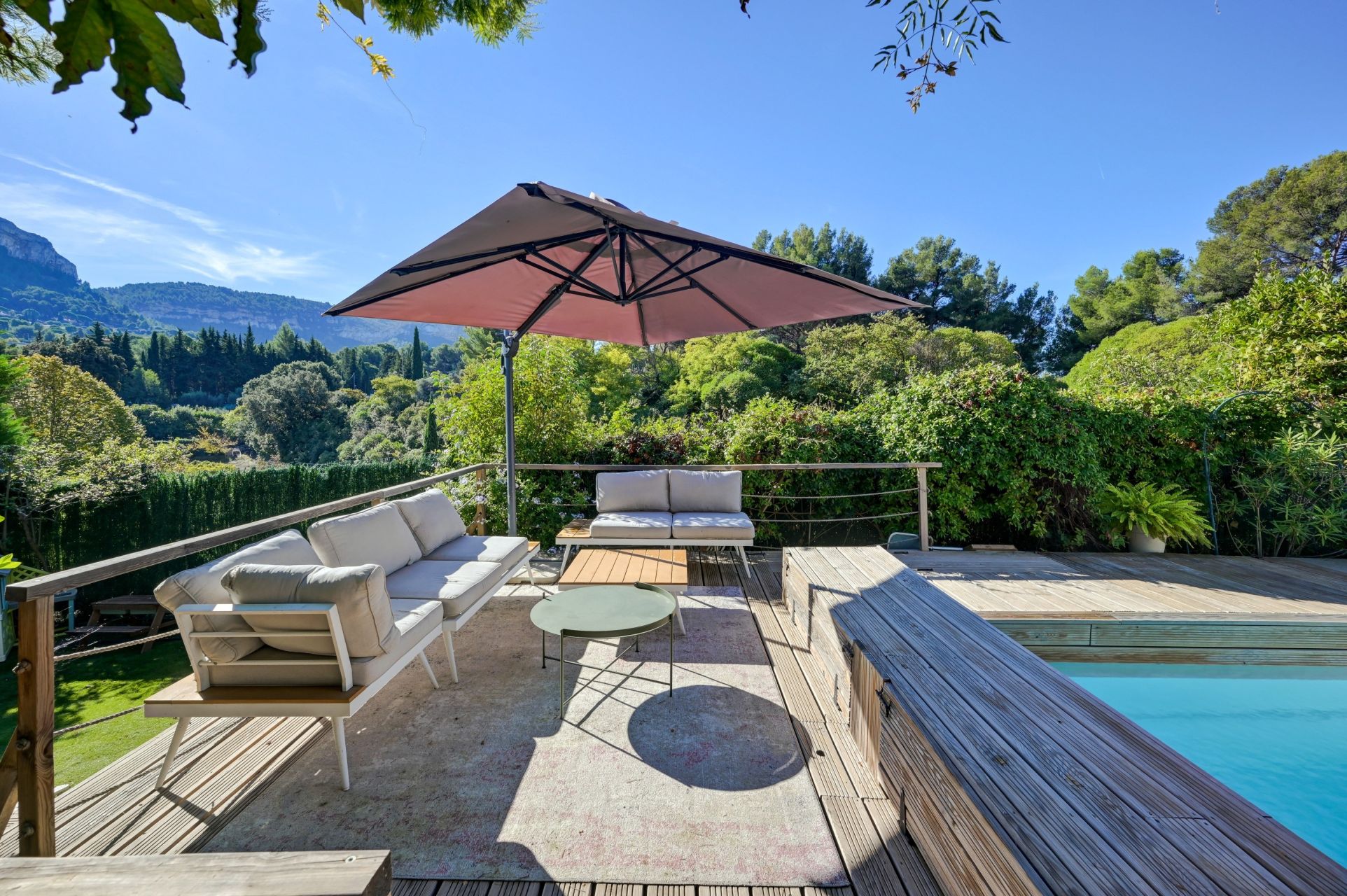 luxury house 7 Rooms for sale on CASSIS (13260)