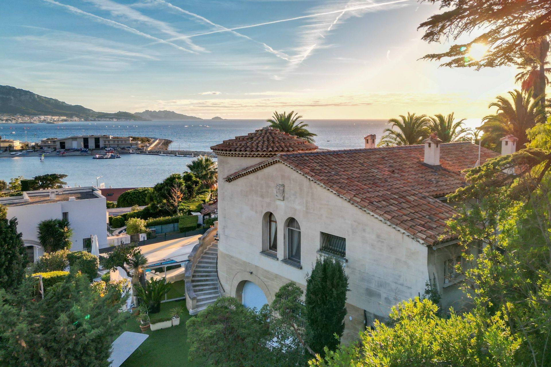 mansion 9 Rooms for sale on MARSEILLE (13007)