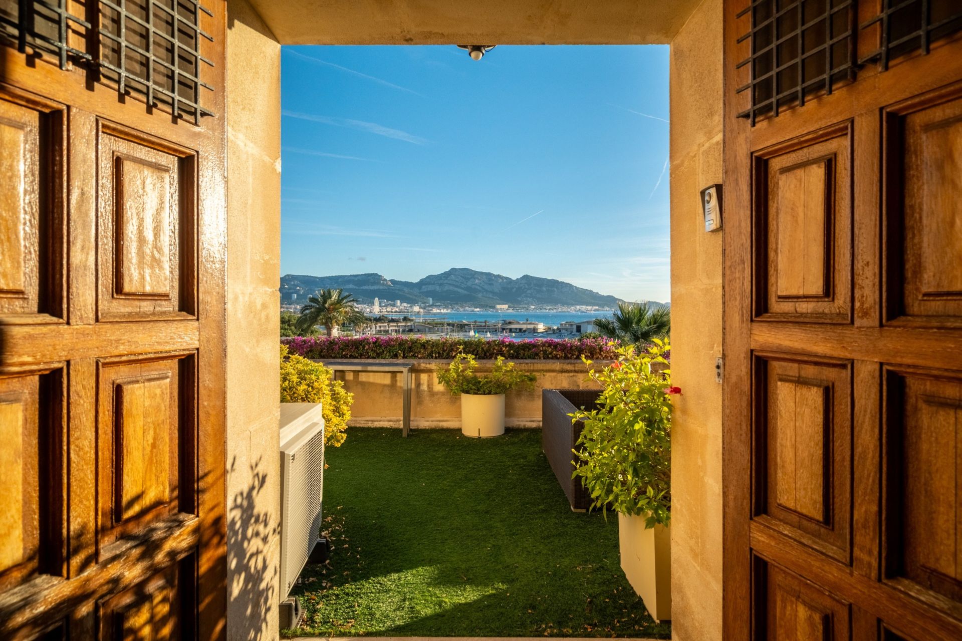 mansion 9 Rooms for sale on MARSEILLE (13007)