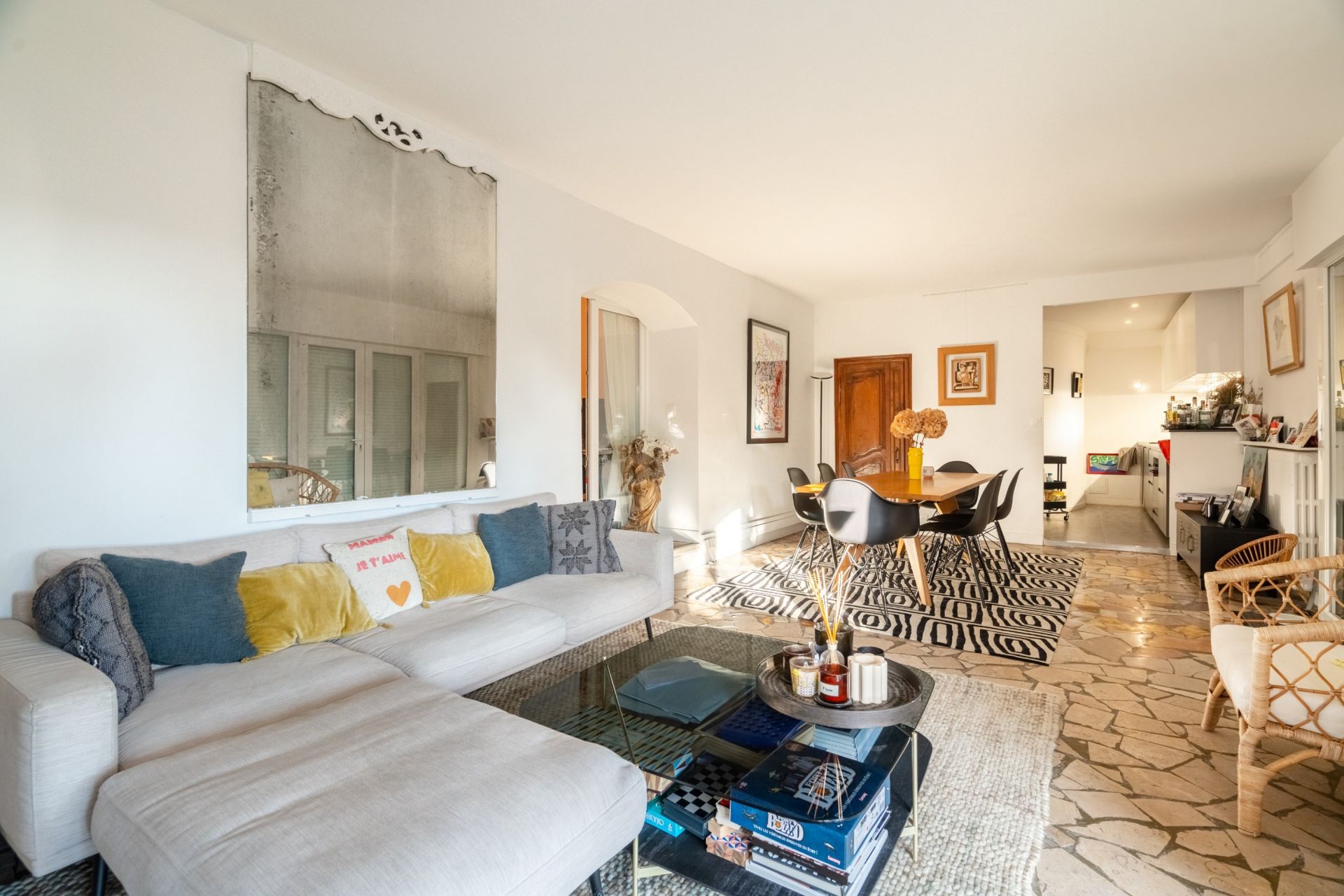 mansion 9 Rooms for sale on MARSEILLE (13007)