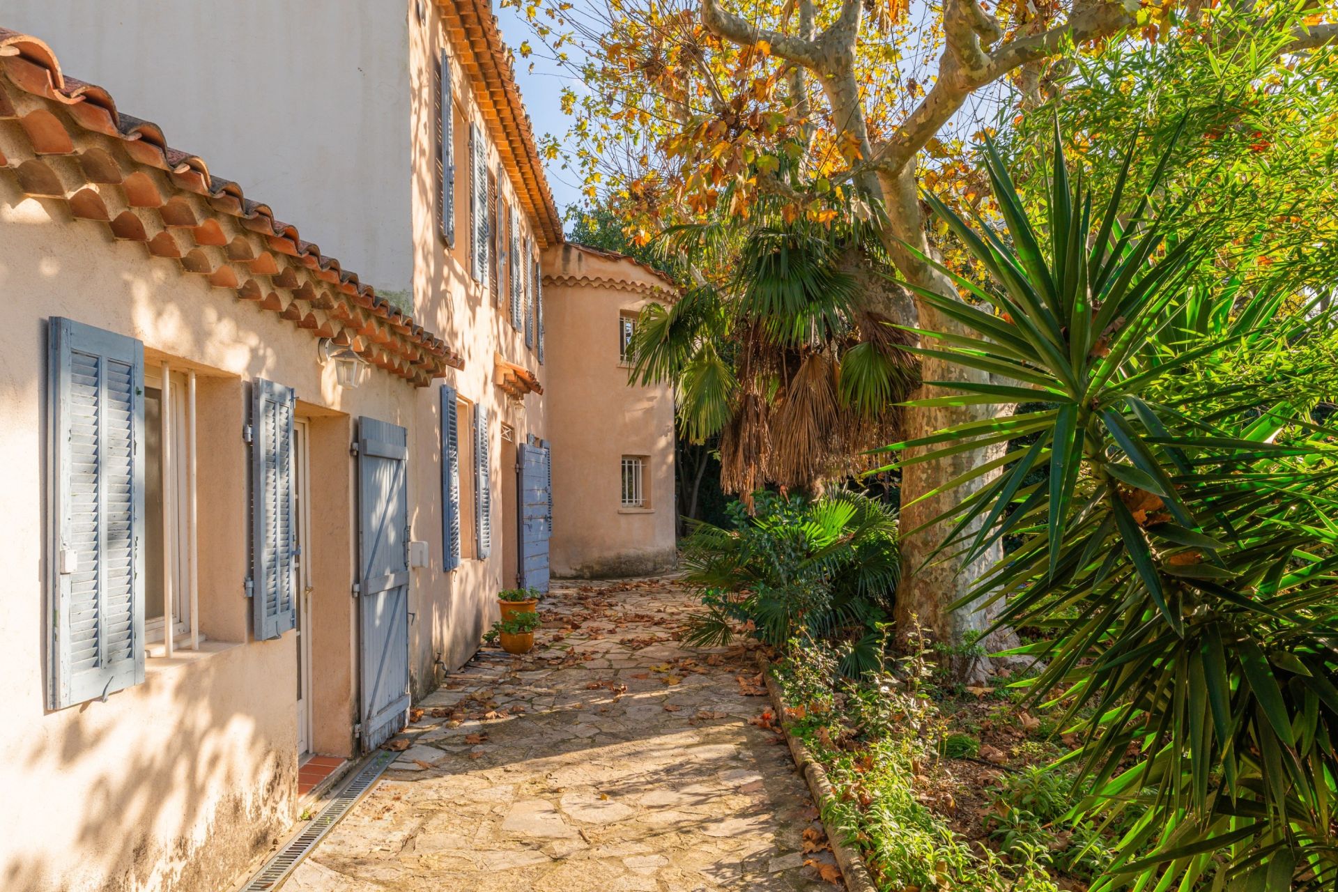 luxury house 7 Rooms for sale on MARSEILLE (13009)