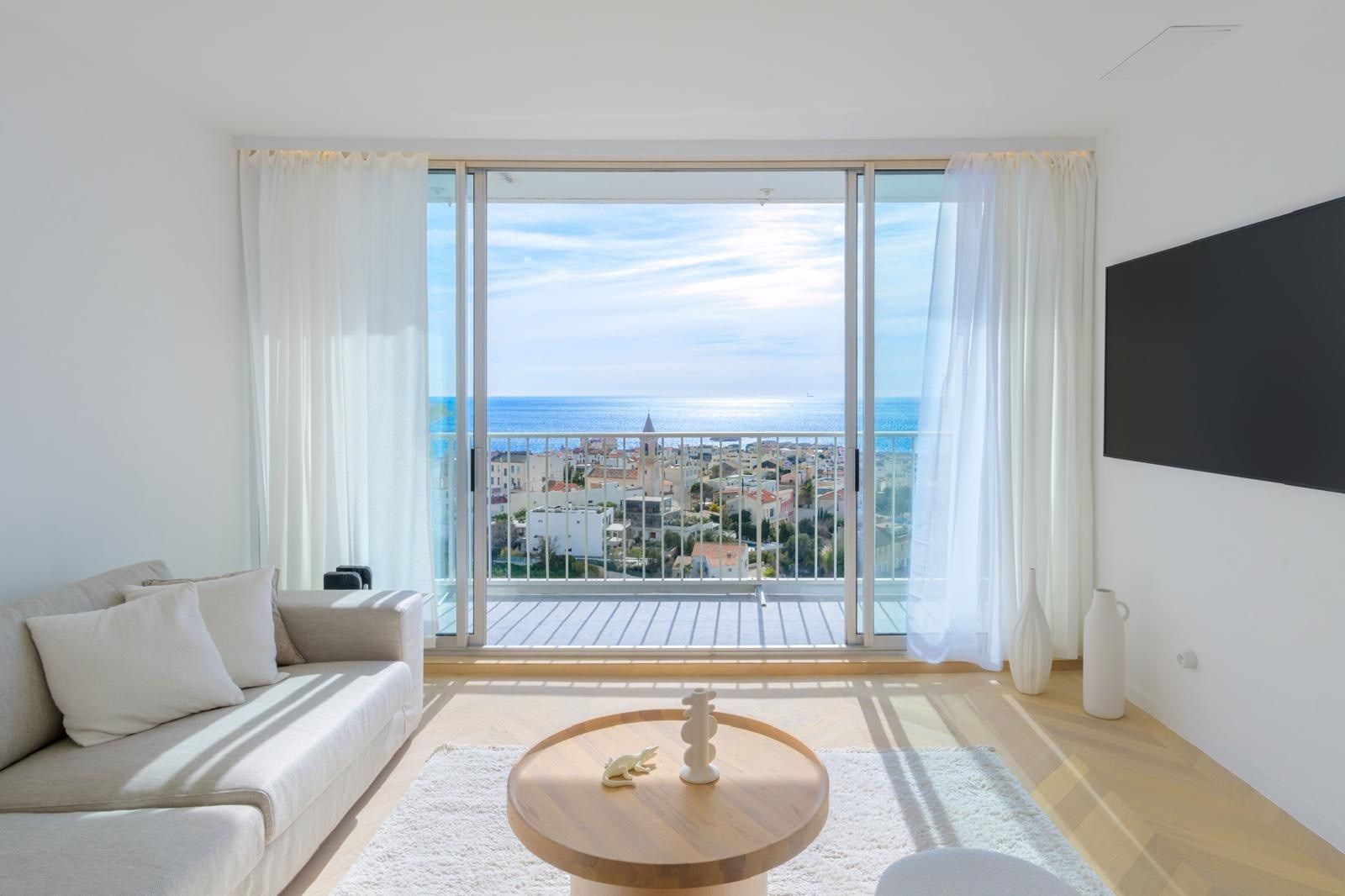 luxury apartment 4 Rooms for sale on MARSEILLE (13007)