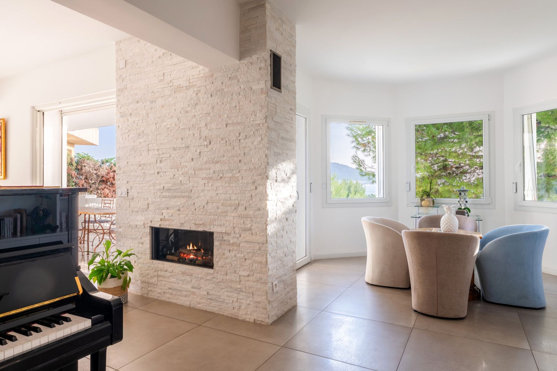 luxury apartment 6 Rooms for sale on MARSEILLE (13007)