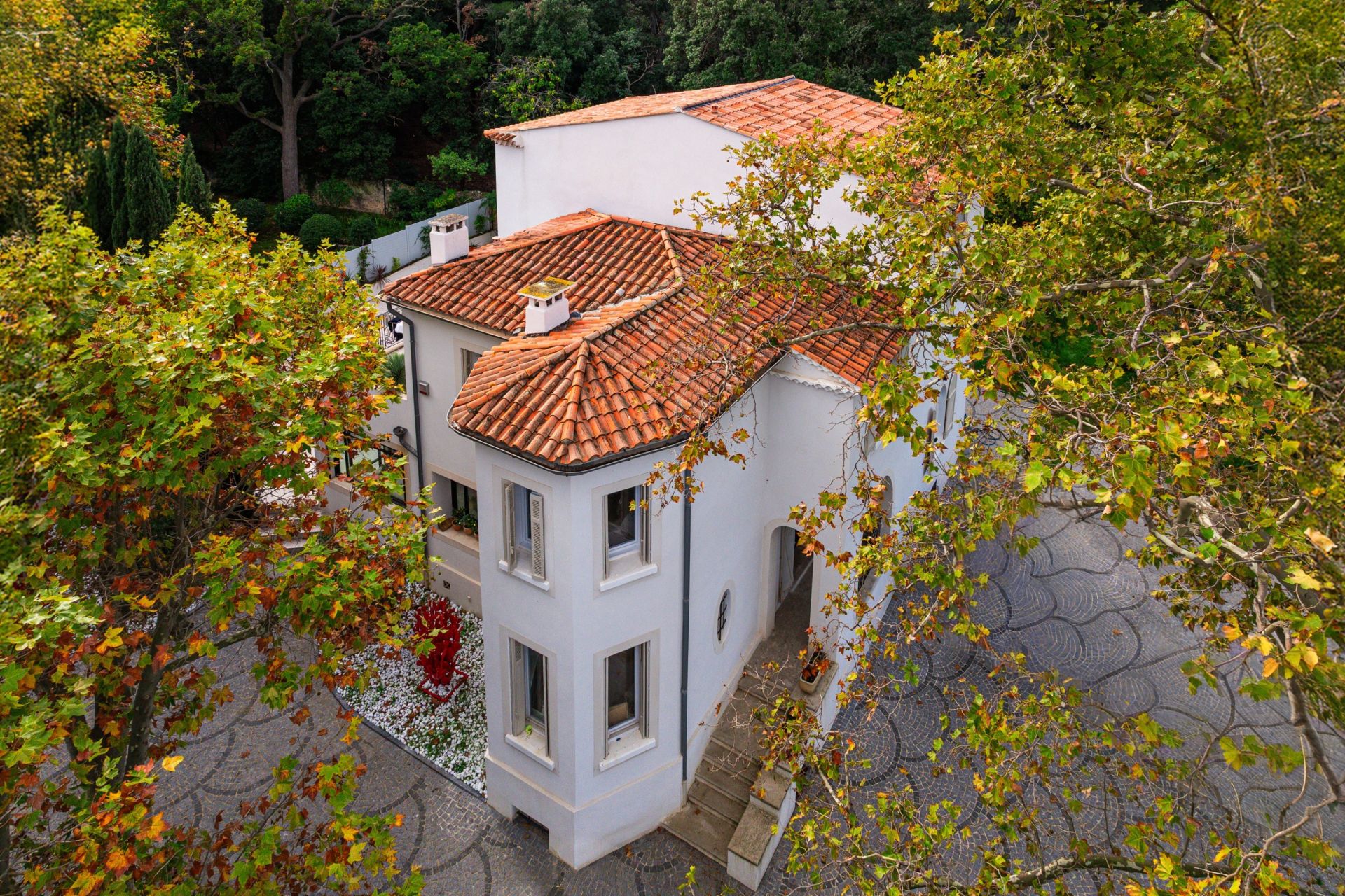 luxury house 6 Rooms for sale on MARSEILLE (13008)