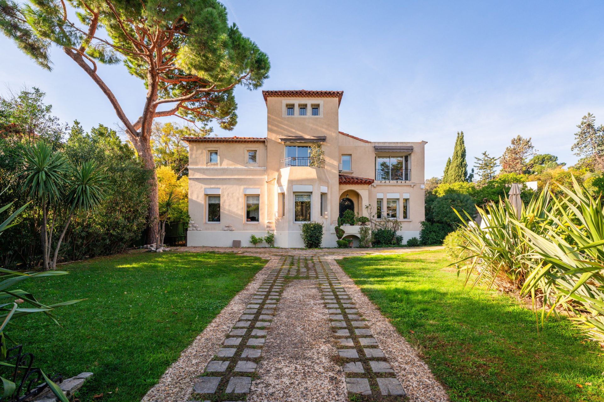 mansion 7 Rooms for sale on MARSEILLE (13008)