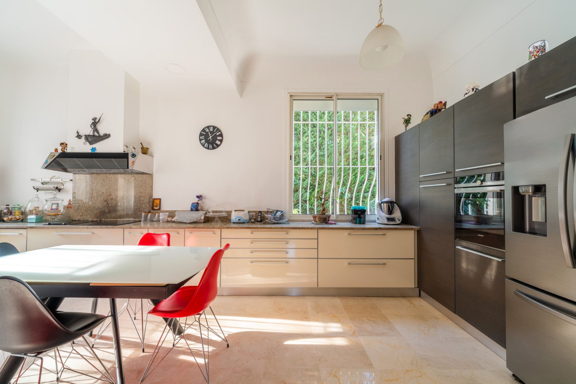 mansion 7 Rooms for sale on MARSEILLE (13008)