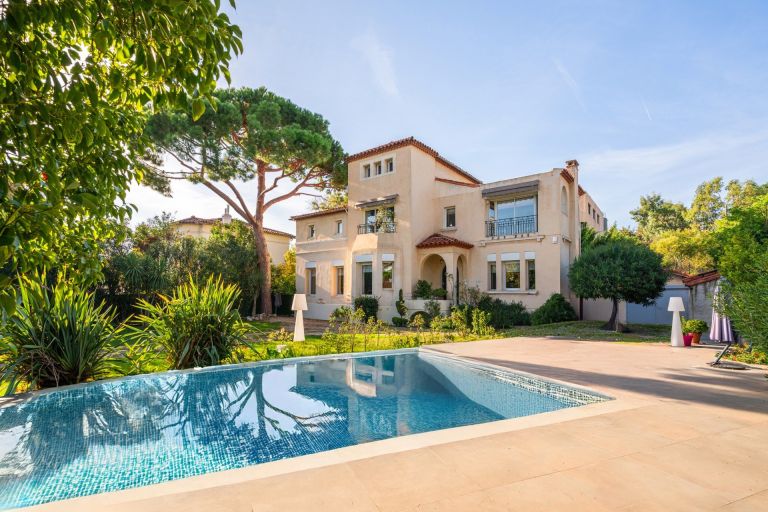 mansion 7 Rooms for sale on MARSEILLE (13008)