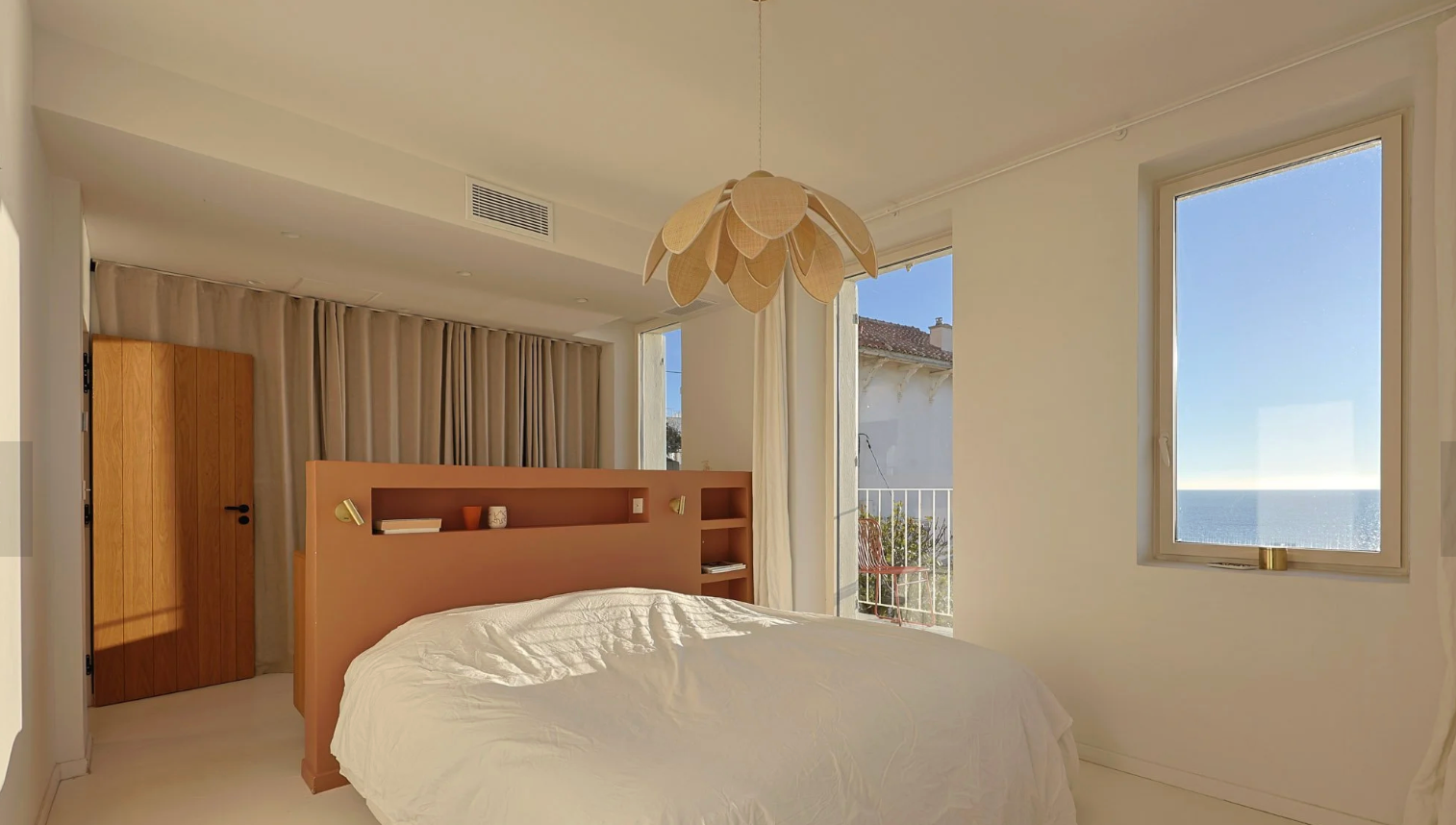 luxury house 5 Rooms for sale on MARSEILLE (13007)