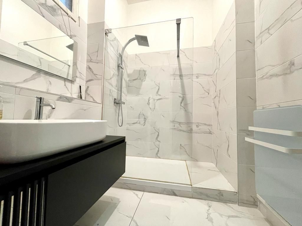 luxury apartment 12 Rooms for rent on MARSEILLE (13008)