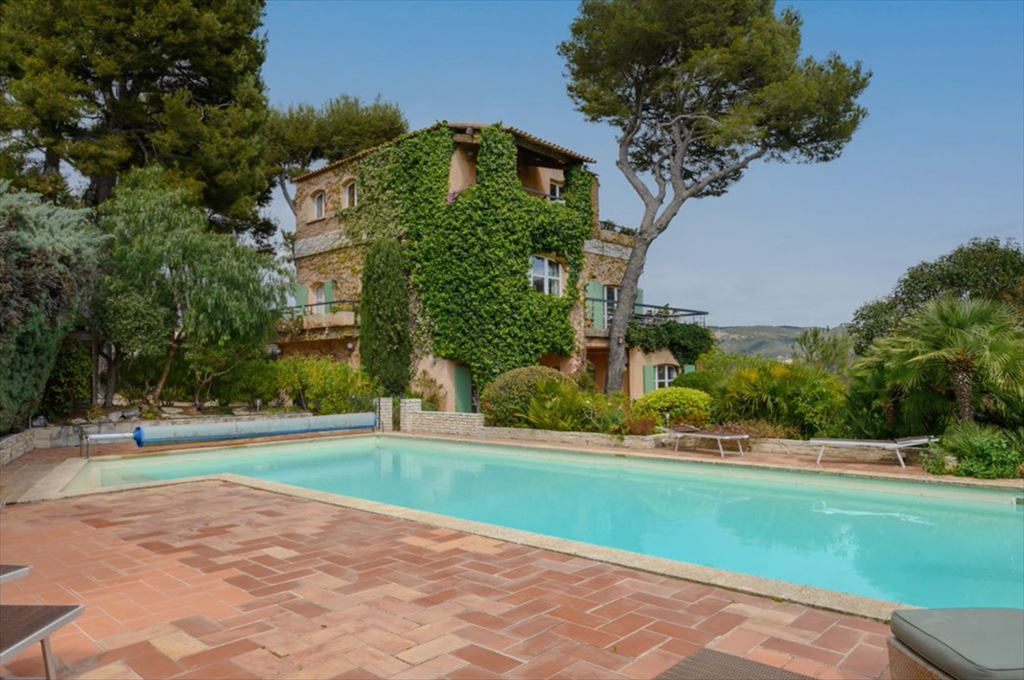 luxury house 5 Rooms for sale on CASSIS (13260)