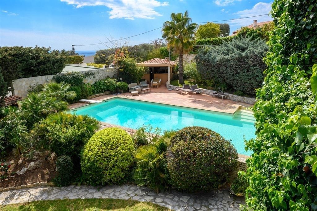 luxury house 5 Rooms for sale on CASSIS (13260)